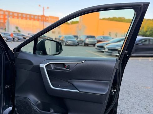 Used 2019 Toyota RAV4 LE w/ Carpet Mat Package AWD/4WD image 28
