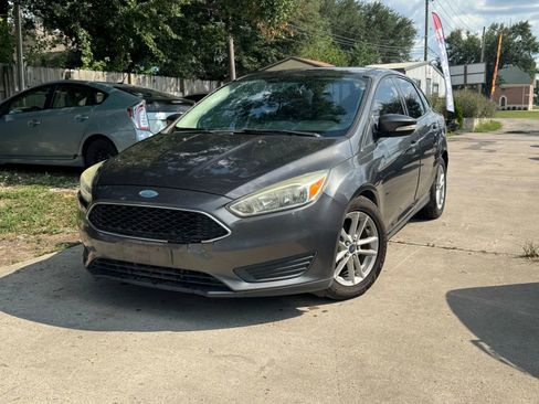 Used 2017 Ford Focus SE FWD image 2