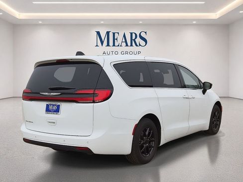 Used 2024 Chrysler Pacifica Touring-L FWD image 5