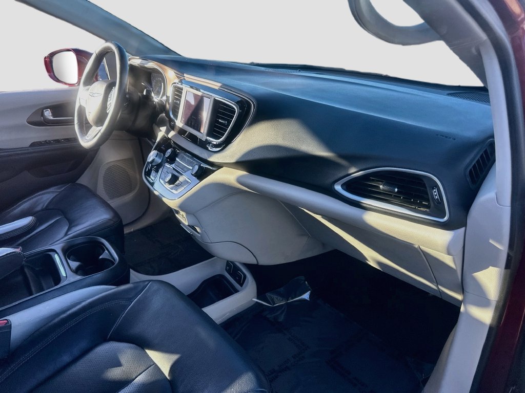 Used 2018 Chrysler Pacifica Touring-L FWD image 29