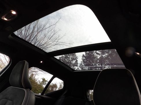 Used 2021 Volvo XC40 T5 R-Design w/ Climate Package image 14