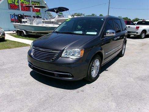 Used 2015 Chrysler Town & Country Limited FWD image 2