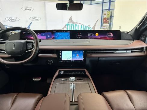 Used 2025 Lincoln Navigator Reserve AWD/4WD image 18