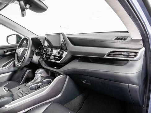 Used 2024 Toyota Highlander XLE FWD image 19