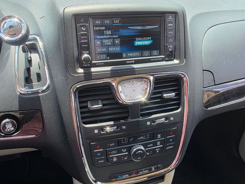 Used 2015 Chrysler Town & Country Touring w/ Driver Convenience Group FWD image 3