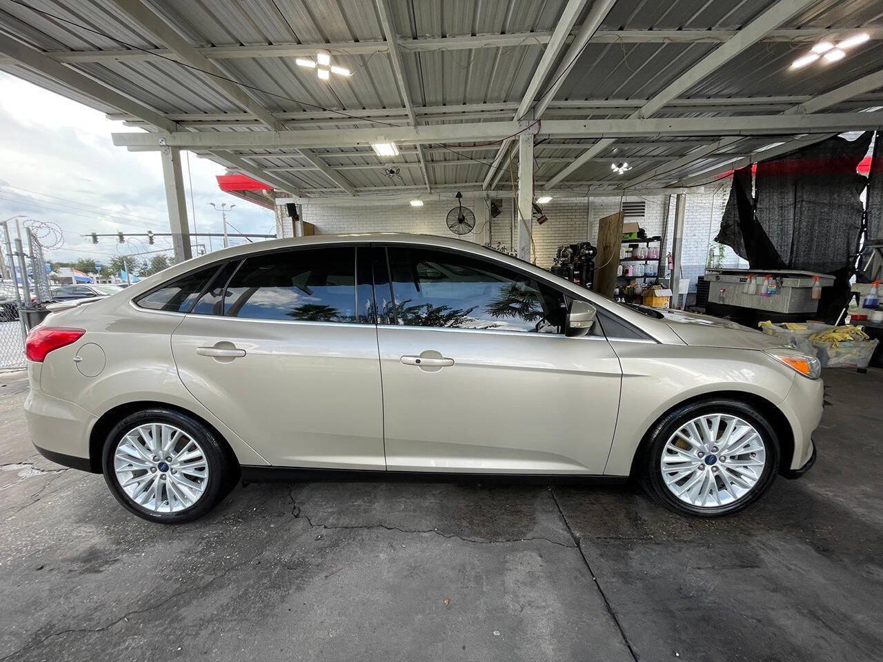 Used 2018 Ford Focus Titanium FWD image 3