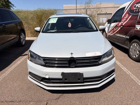 Used 2017 Volkswagen Jetta SE FWD image 2