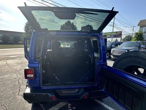 Used 2018 Jeep Wrangler Unlimited Sahara w/ Cold Weather Group AWD/4WD image 33