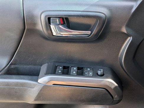 Used 2022 Toyota Tacoma TRD Off-Road AWD/4WD image 11