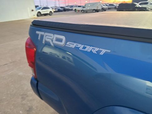 Used 2017 Toyota Tacoma TRD Sport image 6