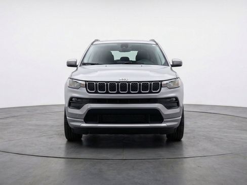 Used 2025 Jeep Compass Limited AWD/4WD image 2