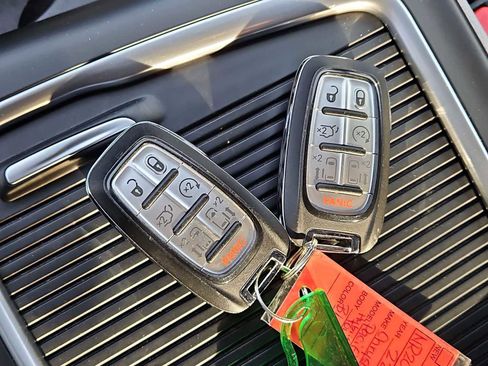 Used 2022 Chrysler Pacifica Touring-L image 34