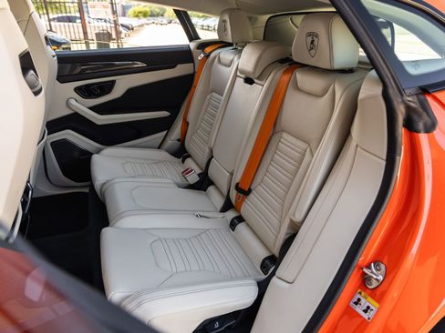 Used 2025 Lamborghini Urus SE AWD/4WD image 40