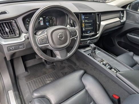 Used 2019 Volvo XC60 T5 Momentum w/ Multimedia Package image 4