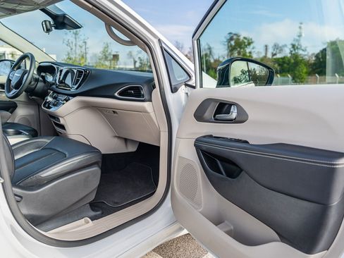 Used 2024 Chrysler Pacifica Touring-L image 12