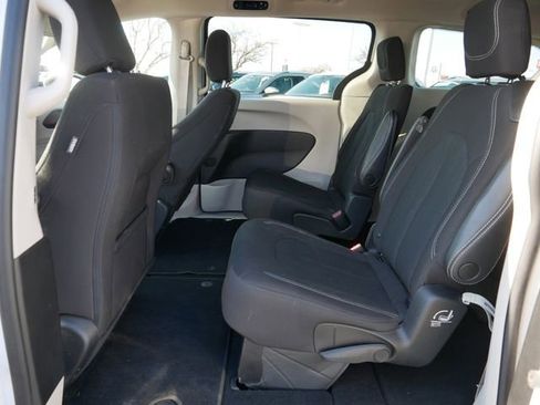 Used 2023 Chrysler Voyager LX image 17