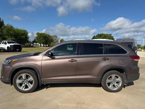 Used 2017 Toyota Highlander Limited FWD image 4