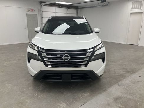 Used 2024 Nissan Rogue SV w/ SV Premium Package FWD image 9