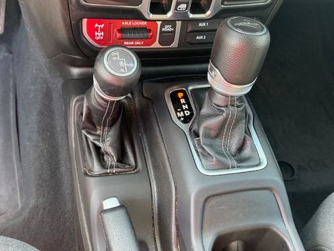 Used 2024 Jeep Gladiator Sport AWD/4WD image 24