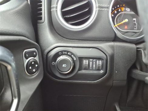 Used 2018 Jeep Wrangler Unlimited Sahara w/ Uconnect 4C Nav & Sound Group image 14