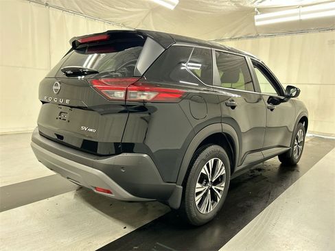 Used 2023 Nissan Rogue SV image 2