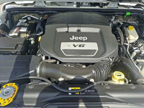Used 2017 Jeep Wrangler Unlimited Sahara w/ Dual Top Group AWD/4WD image 27