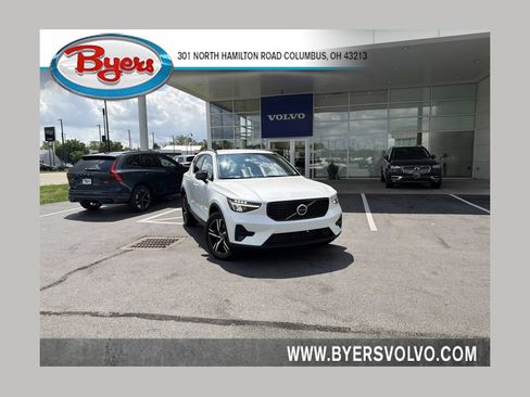 Certified 2024 Volvo XC40 B5 Core AWD/4WD image 1