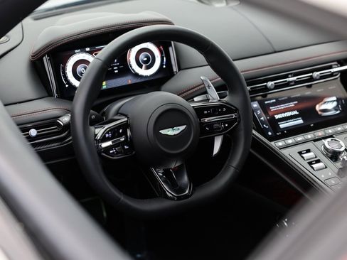 Used 2025 Aston Martin DB12 image 24