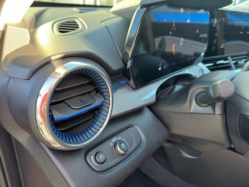 Used 2025 Chevrolet Trax LT w/ Sunroof Package image 10