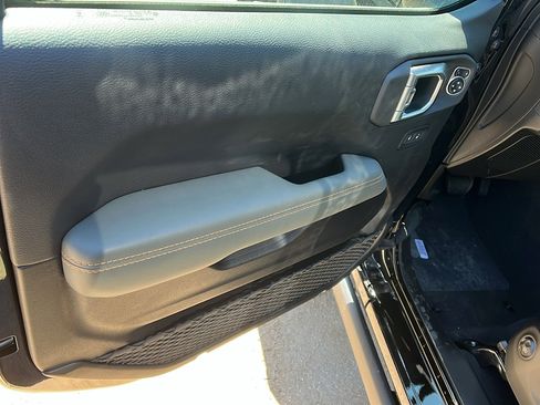 New 2025 Jeep Gladiator Mojave image 14