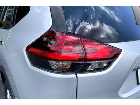Used 2020 Nissan Rogue SV FWD image 28