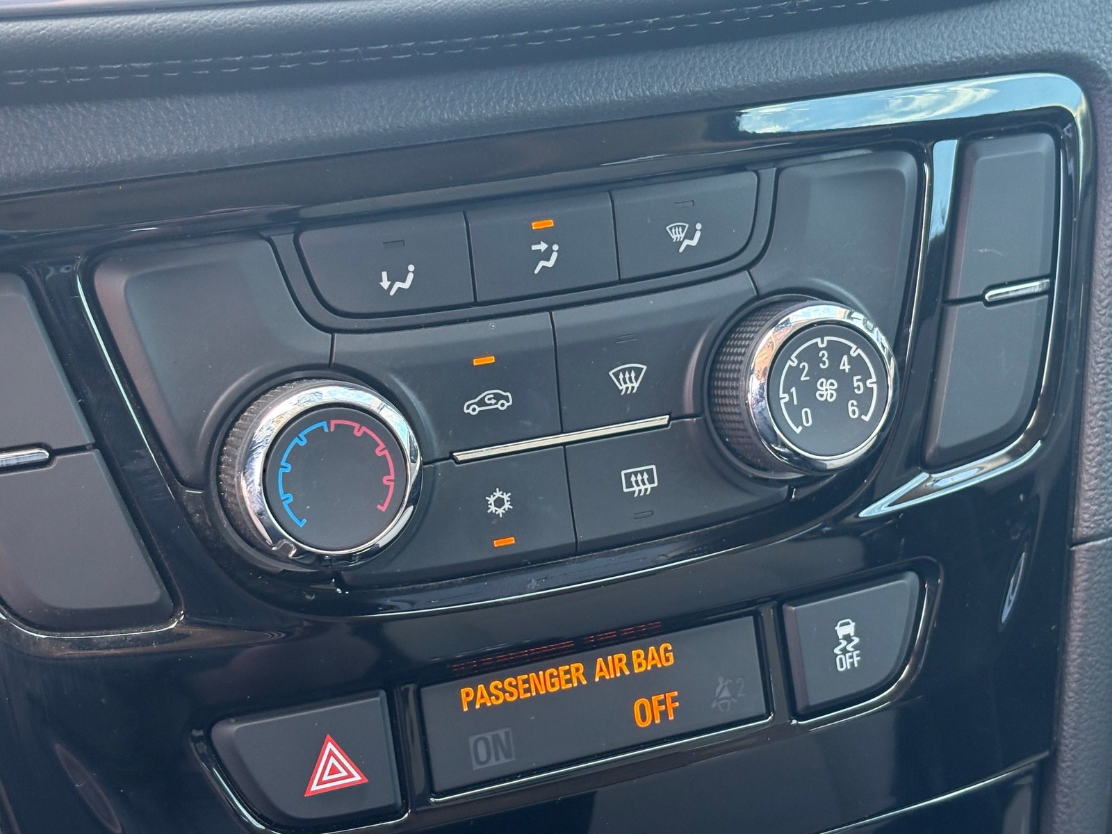 Used 2020 Buick Encore Preferred w/ Safety Package FWD image 28