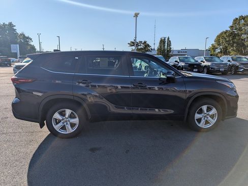 Used 2024 Toyota Highlander LE image 7