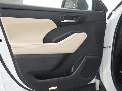 Used 2024 Toyota Highlander XLE image 20