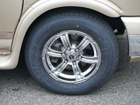 Used 2011 GMC Savana 1500 image 16