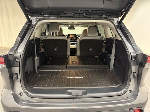 Used 2022 Toyota Highlander XLE image 6