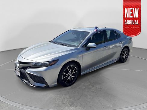 Used 2021 Toyota Camry SE FWD image 1