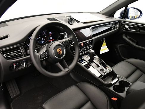 Certified 2026 Porsche Macan AWD/4WD image 4