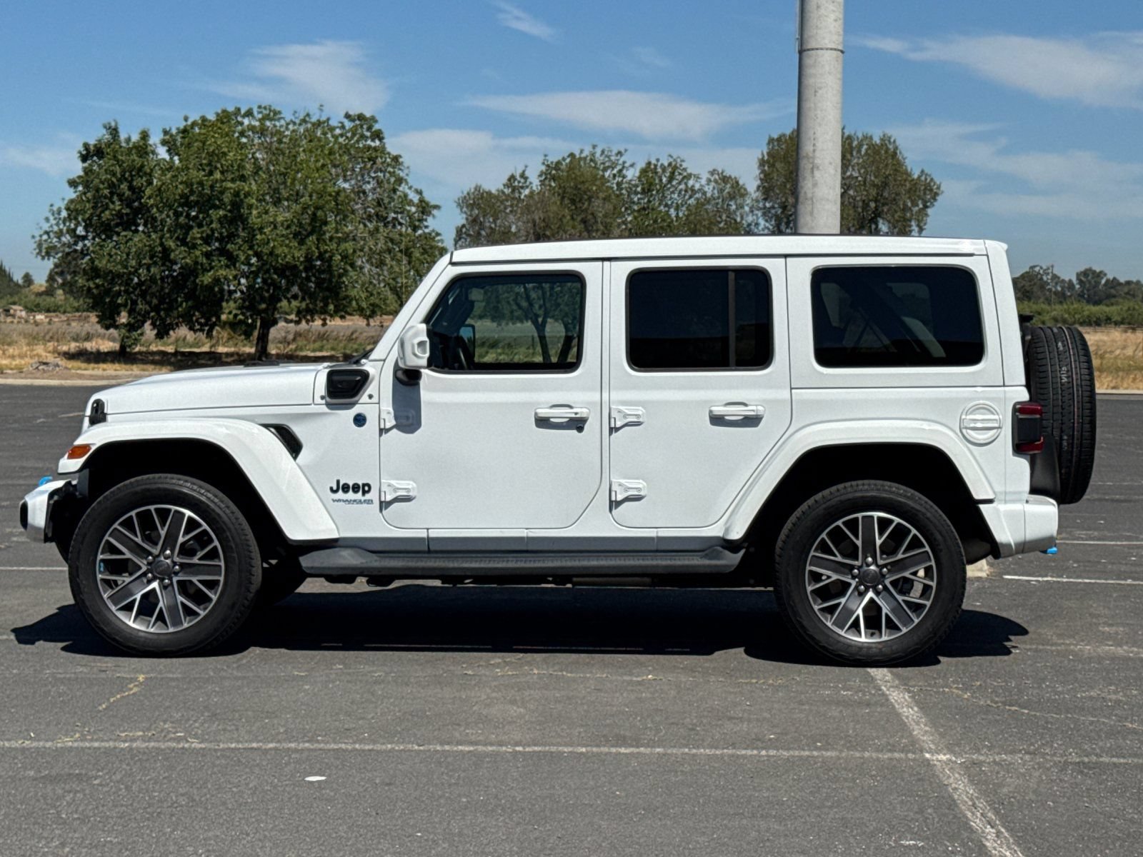 Used 2022 Jeep Wrangler Unlimited Sahara AWD/4WD image 7