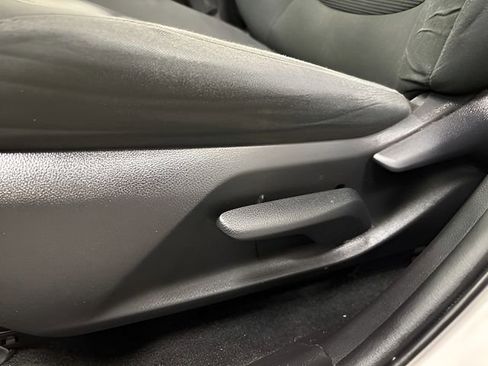 Used 2021 Toyota RAV4 LE image 31