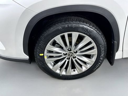New 2026 Toyota Highlander Platinum image 4