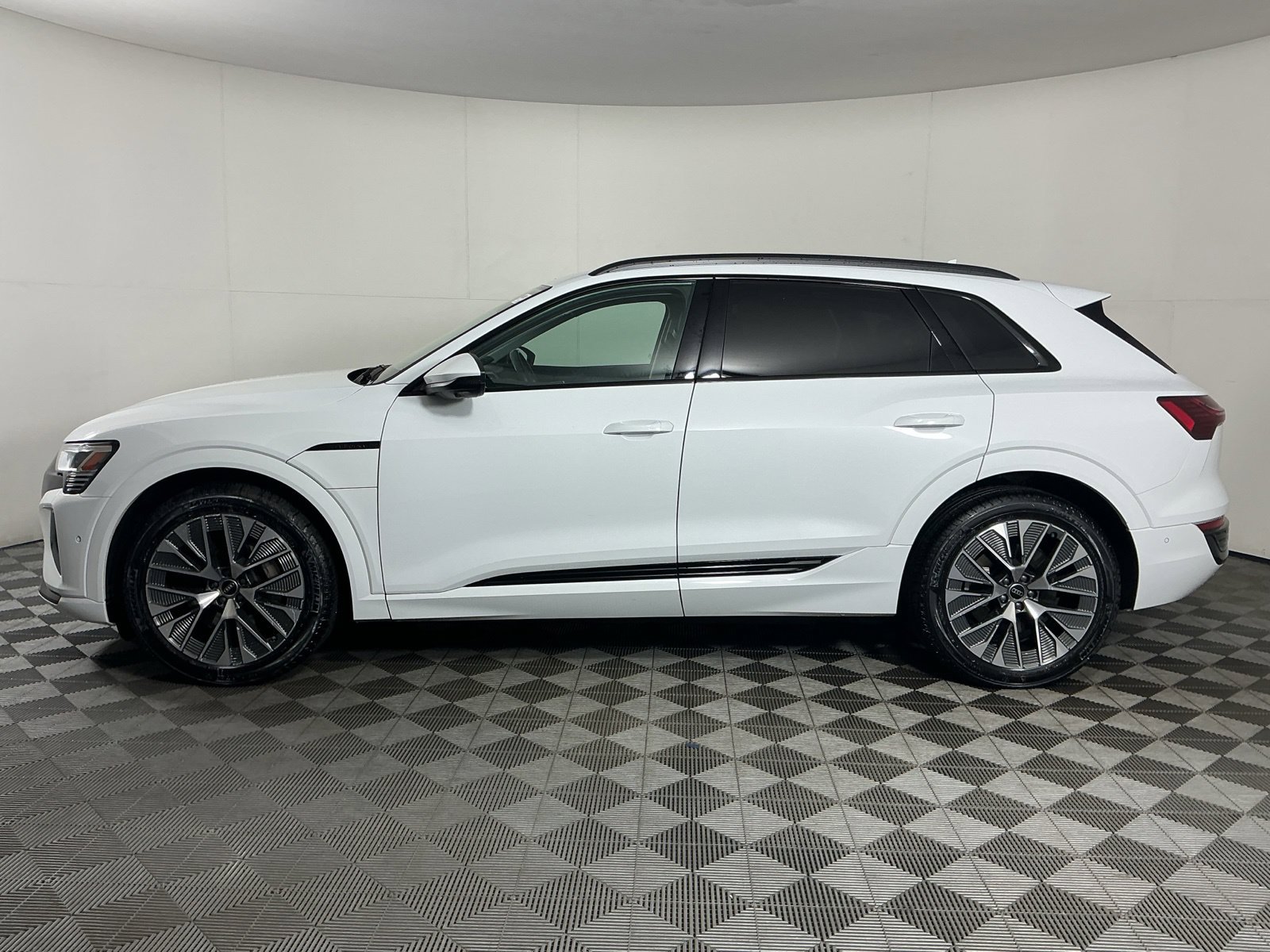 Used 2024 Audi Q8 e-tron Prestige w/ Prestige Package AWD/4WD image 4