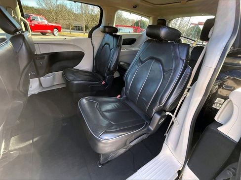 Used 2020 Chrysler Pacifica Limited image 25