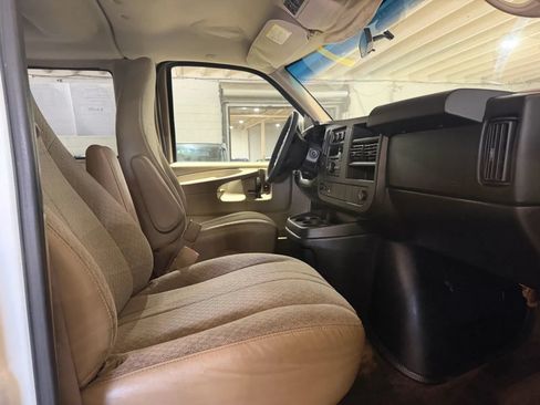 Used 2010 GMC Savana 3500 LT w/ LT Preferred Equipment Group RWD image 12