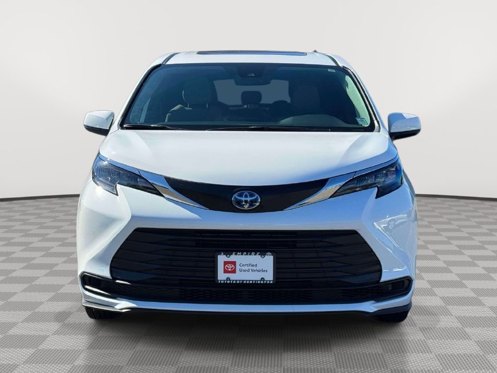 Used 2025 Toyota Sienna LE w/ LE Plus Package AWD/4WD image 2