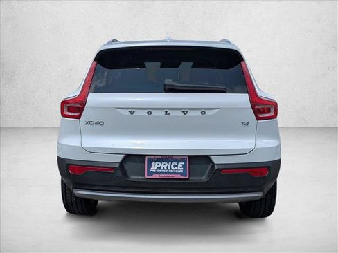 Used 2022 Volvo XC40 T4 Momentum FWD image 6