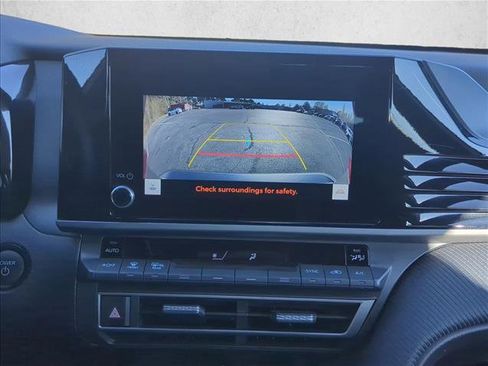 Used 2025 Toyota Camry SE image 17