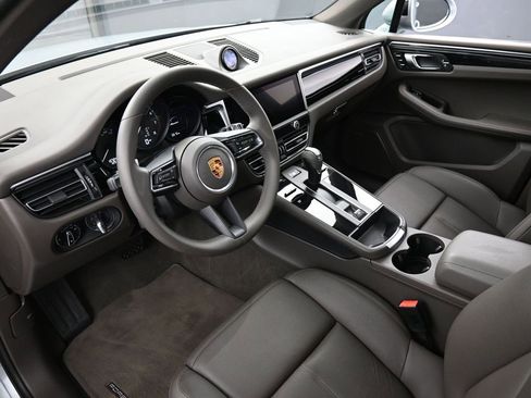 Certified 2022 Porsche Macan image 4