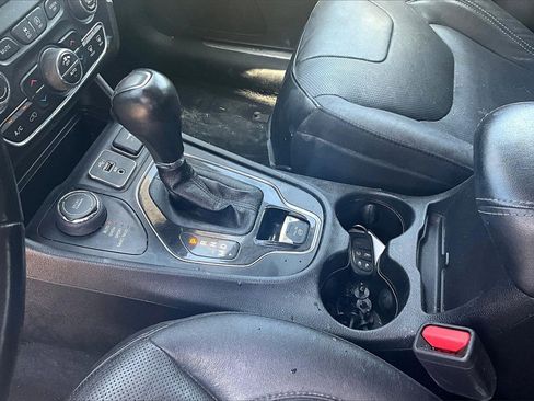 Used 2021 Jeep Cherokee Limited image 11