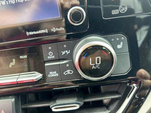 Used 2021 Toyota Highlander XLE AWD/4WD image 20